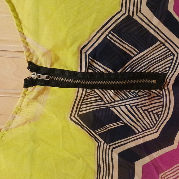 Geometric-patterned Xhilarationblouse EUC XS - Picture 3 of 8